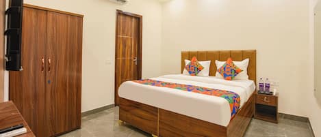 Egyptian cotton sheets, premium bedding, in-room safe, desk