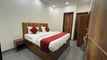 Deluxe Room | Egyptian cotton sheets, premium bedding, in-room safe, desk
