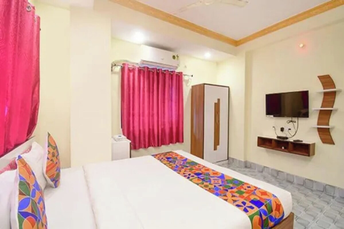 Deluxe Room | Egyptian cotton sheets, premium bedding, in-room safe, desk