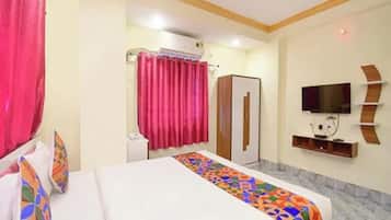 Deluxe Room | Egyptian cotton sheets, premium bedding, in-room safe, desk