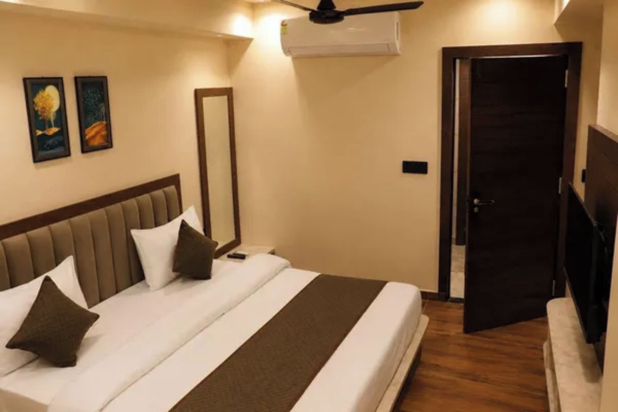 Egyptian cotton sheets, premium bedding, in-room safe, desk