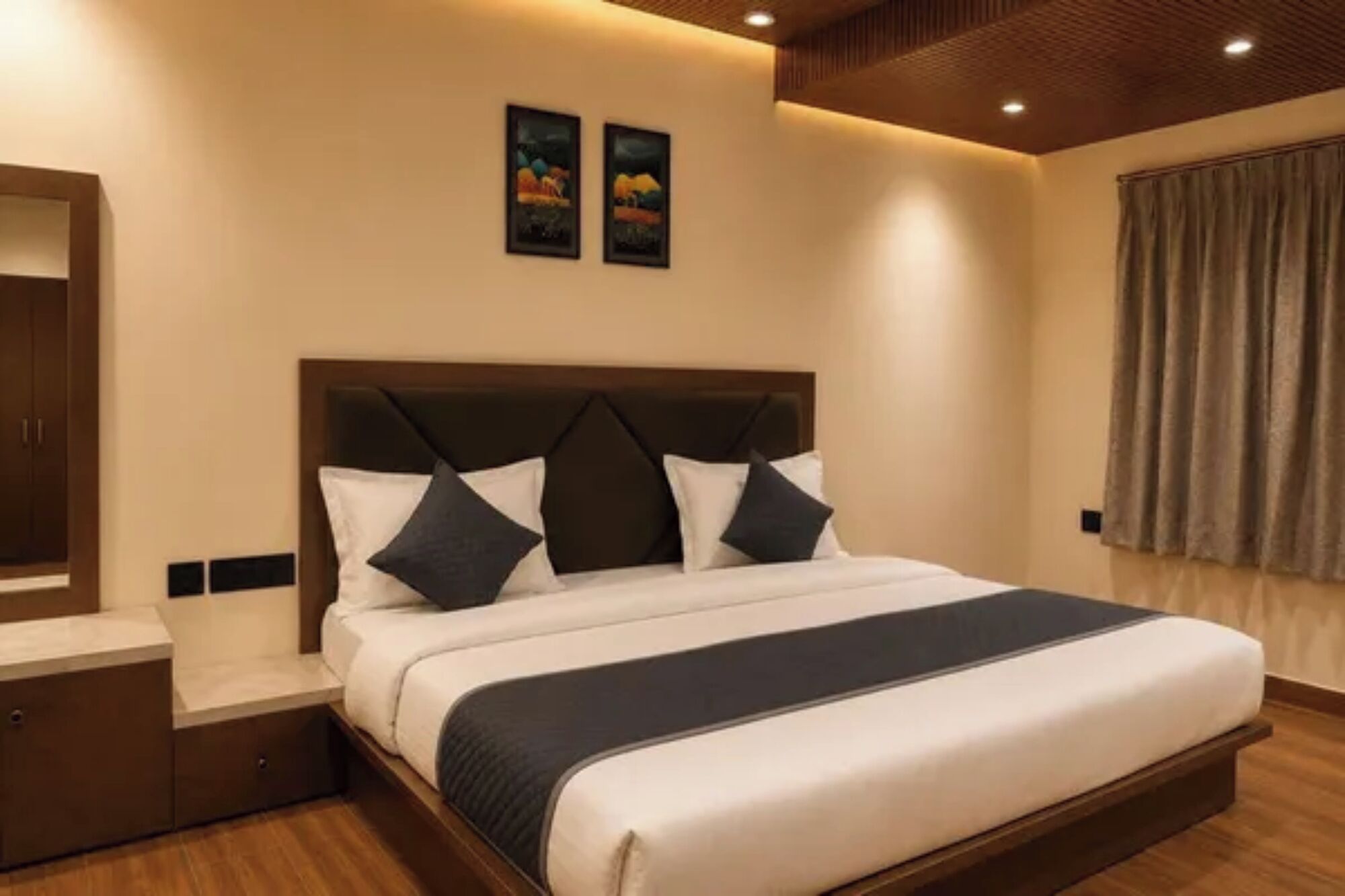 Egyptian cotton sheets, premium bedding, in-room safe, desk