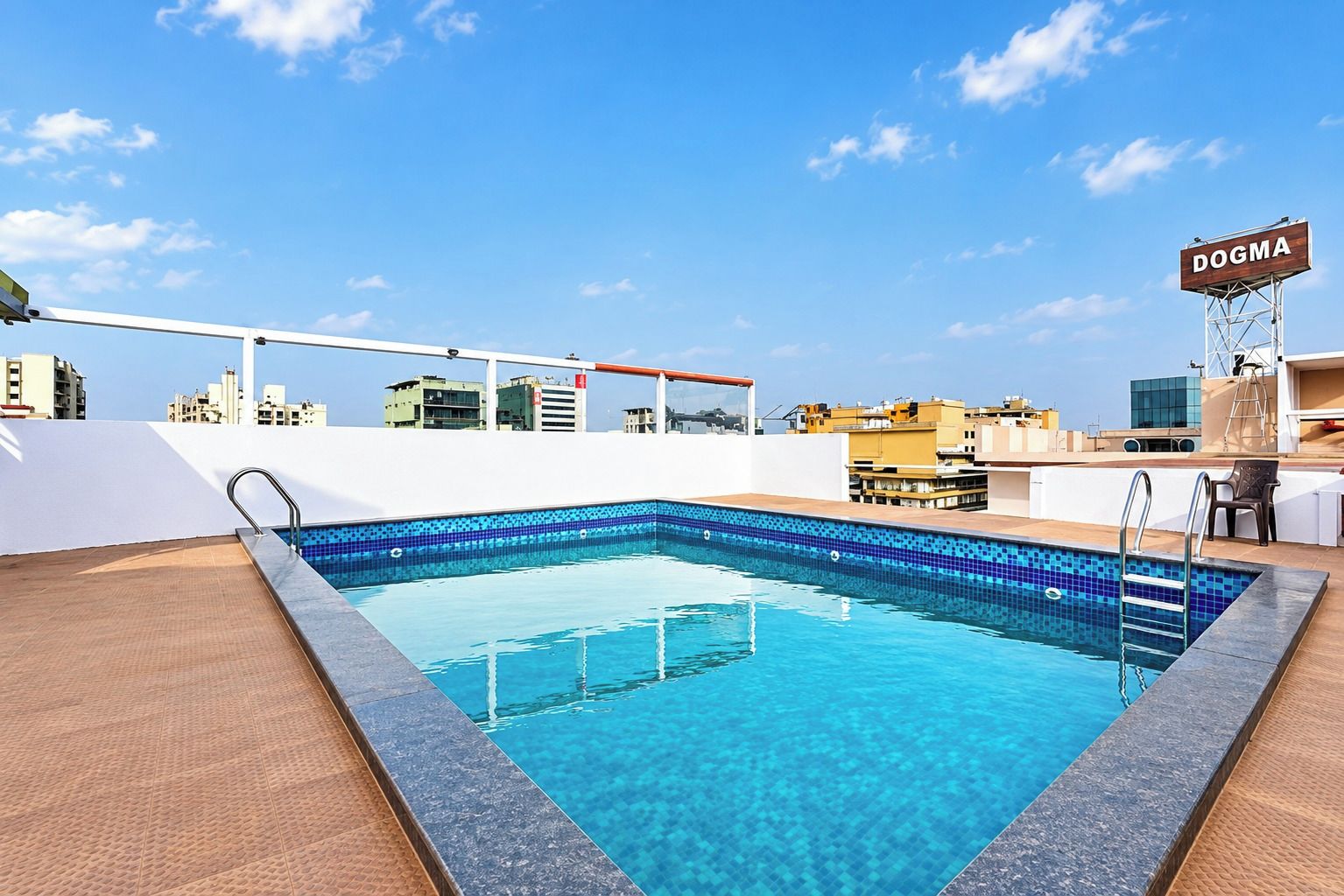 Una piscina sul tetto con un cielo azzurro limpido sullo sfondo.