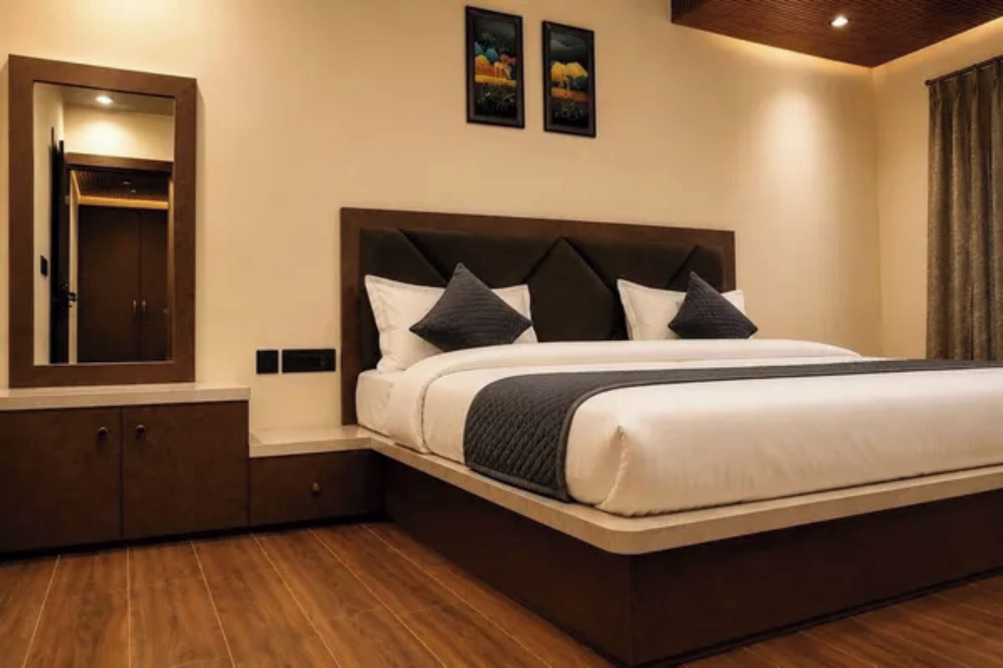 Egyptian cotton sheets, premium bedding, in-room safe, desk