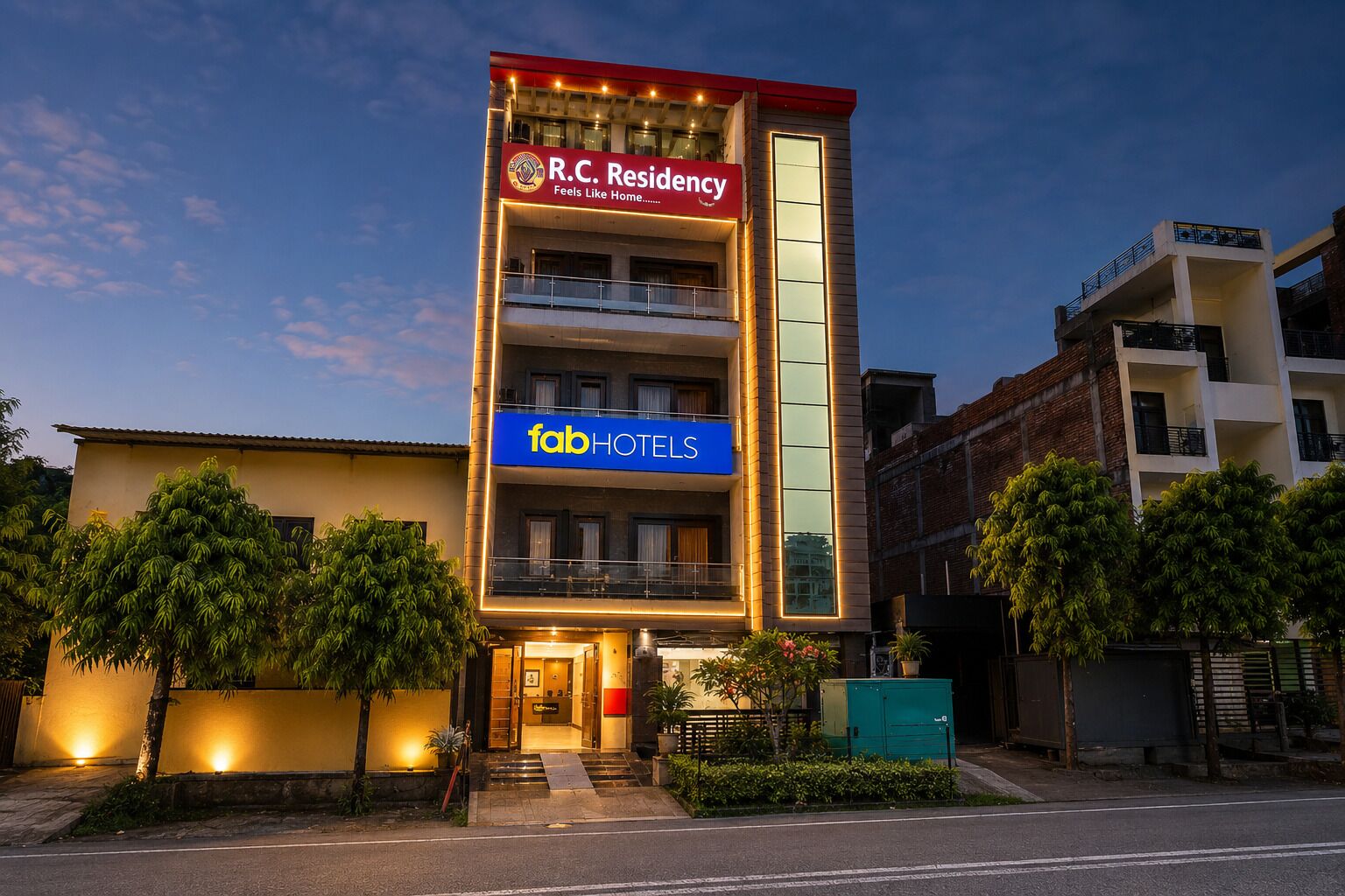 Un edificio de varios pisos con un letrero que indica 'R.C. Residency' y 'fab HOTELS', mostrando que se trata de un hotel.