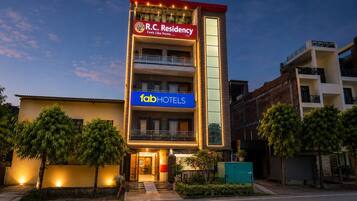 Un edificio de varios pisos con un letrero que indica 'R.C. Residency' y 'fab HOTELS', mostrando que se trata de un hotel.