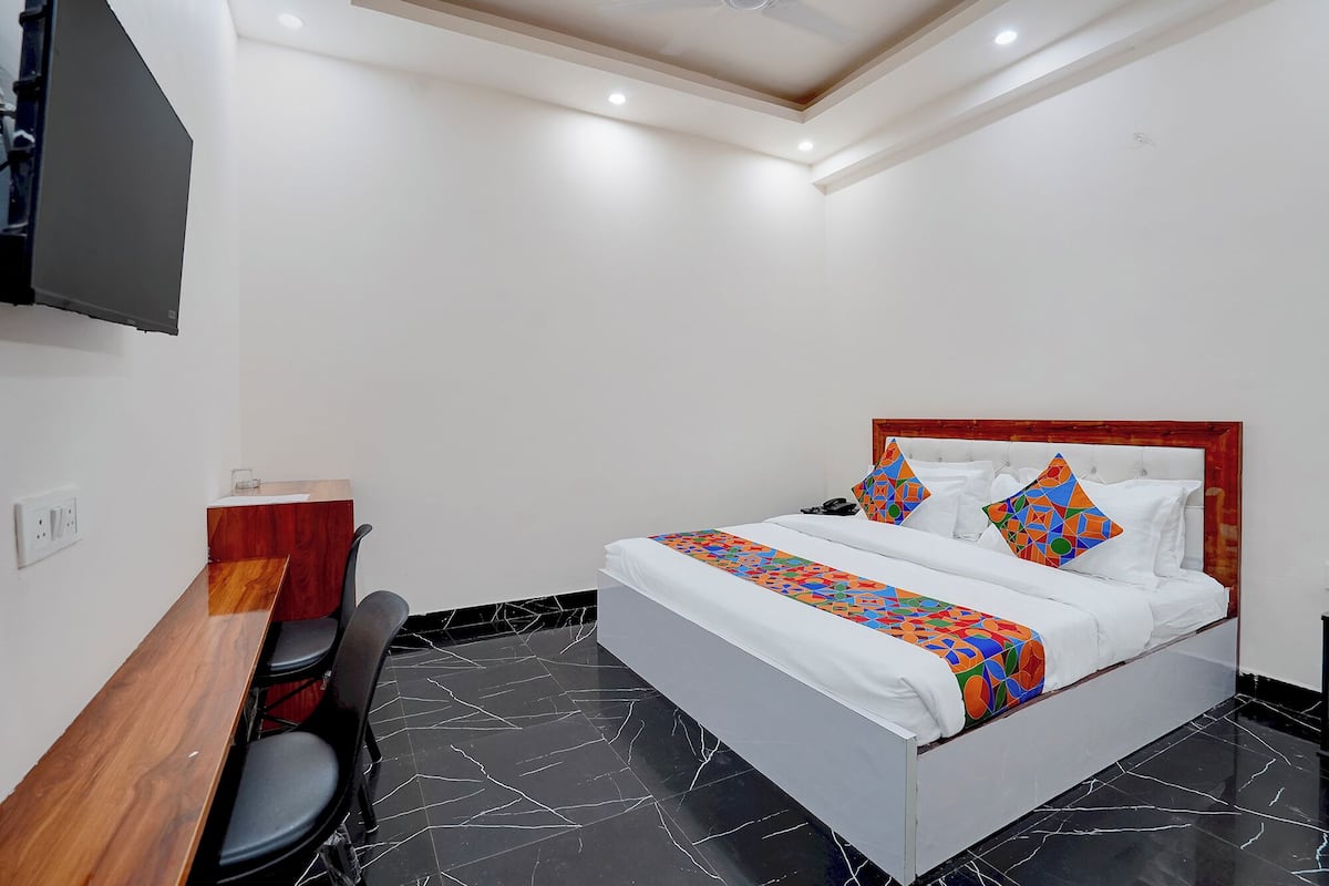 Deluxe Room | Egyptian cotton sheets, premium bedding, in-room safe, desk