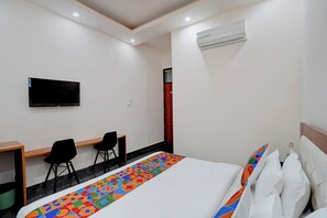 Egyptian cotton sheets, premium bedding, in-room safe, desk - Fabhotel Luxora (Noida)