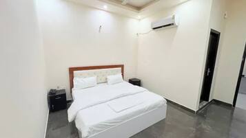 Deluxe Room | Egyptian cotton sheets, premium bedding, in-room safe, desk