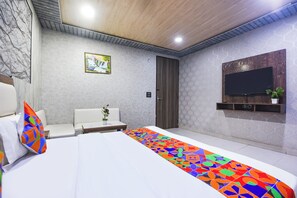 ملاءات من القطن المصري وأغطية فراش متميزة وخزنة داخل الغرفة ومكتب