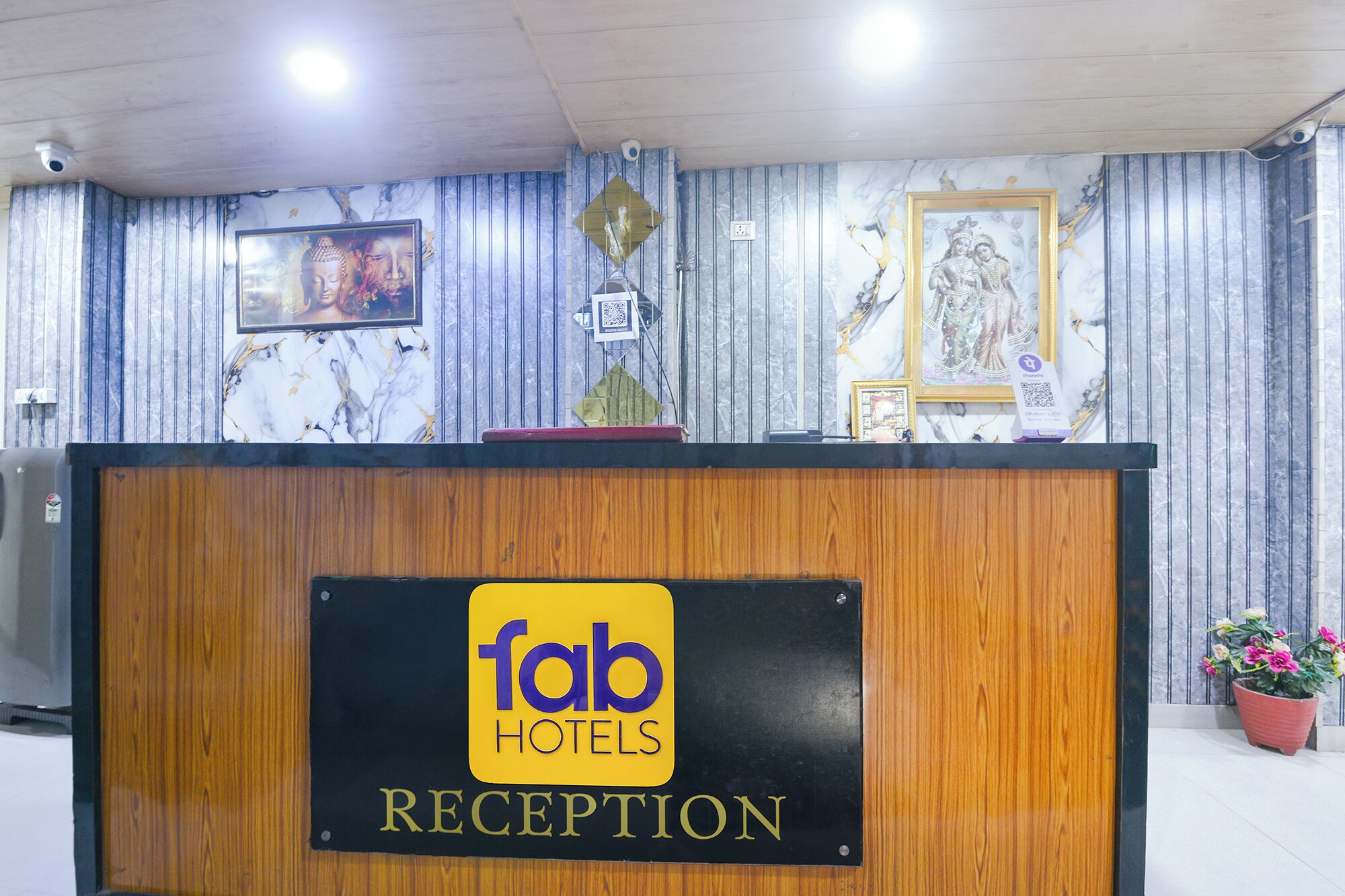 Uma mesa de recepção com a placa da Fab Hotels.