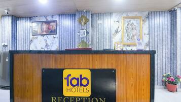 Uma mesa de recepção com a placa da Fab Hotels.