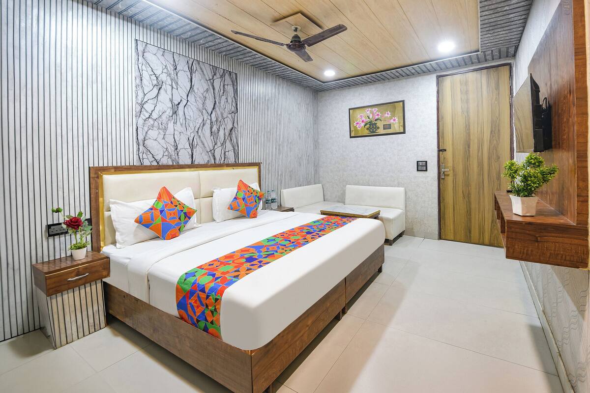 Deluxe Room | Egyptian cotton sheets, premium bedding, in-room safe, desk