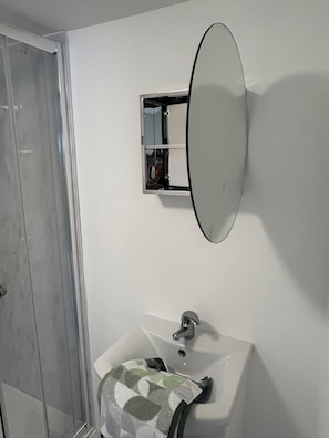 Shower, hair dryer, towels - Cabin Sleeps 1 With Garden and Parking (Gravesend)
