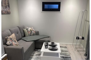 Living area - Cabin Sleeps 1 With Garden and Parking (Gravesend)