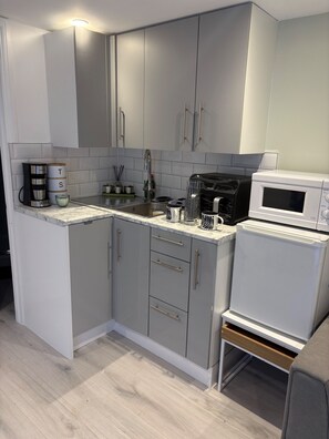 Private kitchen - Cabin Sleeps 1 With Garden and Parking (Gravesend)