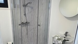 Douche, séchoir à cheveux, serviettes fournies