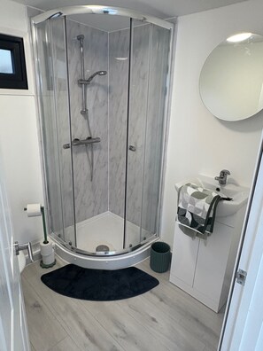 Bathroom - Cabin Sleeps 1 With Garden and Parking (Gravesend)