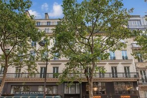 Ein Gebäude mit einer Schaufensterschrift, auf der 'AU P'TIT PANAME' und 'DUNKIN'' stehen.