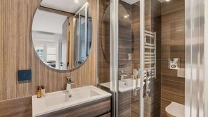 Shower, hair dryer, towels, shampoo - In the heart of Paris, new flat for 6, with AC (Paris)