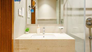 Dusche, Haartrockner, Bidet, Handtücher