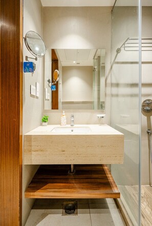 Een douche, een haardroger, een bidet, handdoeken