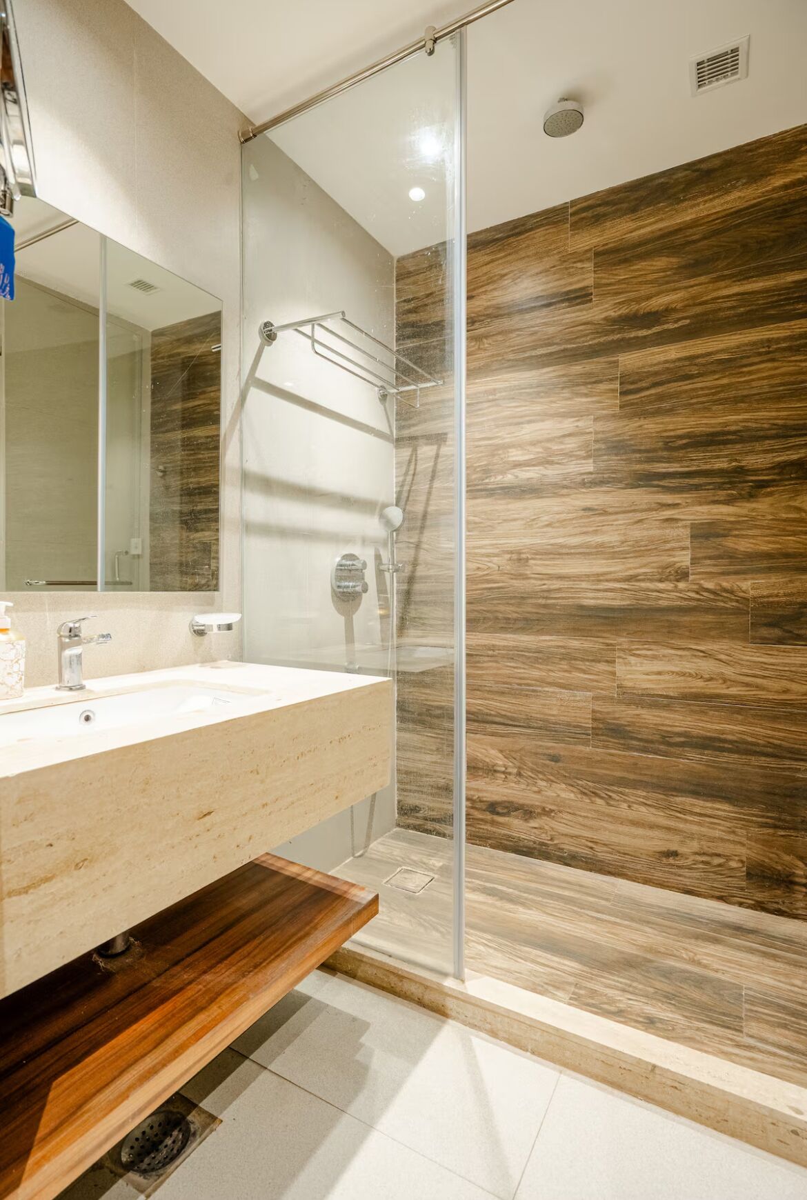Dusche, Haartrockner, Bidet, Handtücher