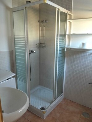 Dusche, Haartrockner, Handtücher, Seife