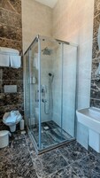 Standard Tek Büyük Yataklı Oda, Şehir Manzaralı | Banyo | Duş, saç kurutma makinesi, havlu, sabun