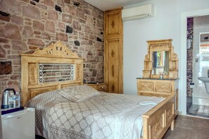 Chambre Double, balcon, vue jardin | Salle de bain | Douche, articles de toilette gratuits, sèche-cheveux, savon