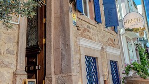 Un edificio con un letrero que indica el restaurante 'Hanya', una entrada visible y una farola.