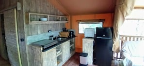 Kjøleskap og kaffetrakter/tekoker