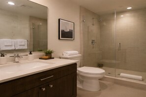 Apartment | Badezimmer | Kostenlose Toilettenartikel, Haartrockner, Handtücher, Seife