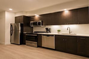Apartment | Eigene Küche | Kühlschrank, Mikrowelle, Ofen, Herdplatte