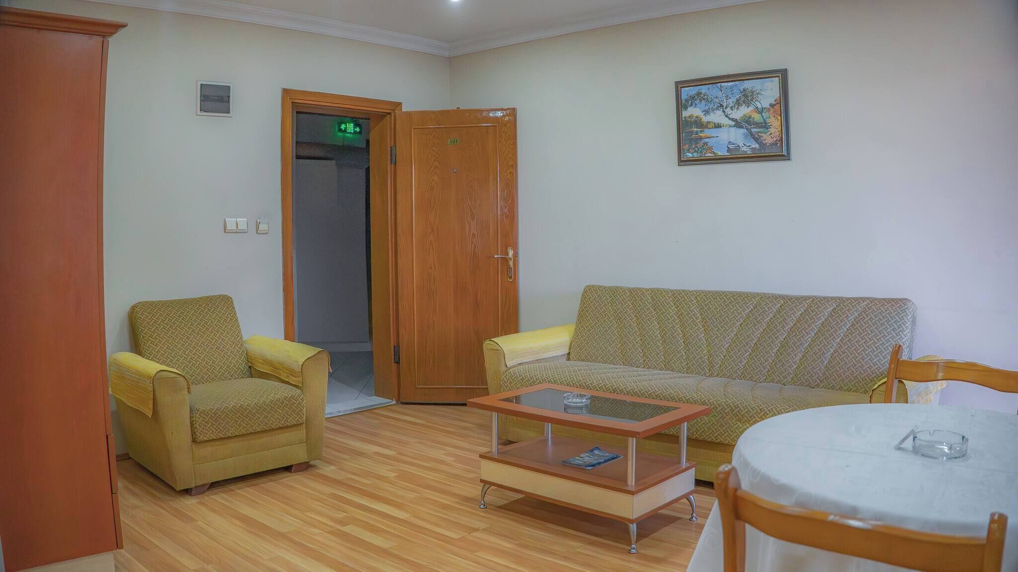 Room, 1 Bedroom, Smoking, Balcony | Living room | Books