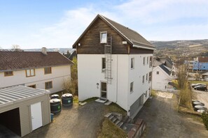 A two-story building with a sloped roof, a small window, and a door with a metal ladder. - Great location and view in Lillehammer (Lillehammer)