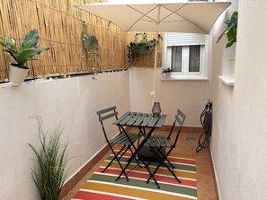 Outdoor dining - The Lily Courtyard (Fuengirola)