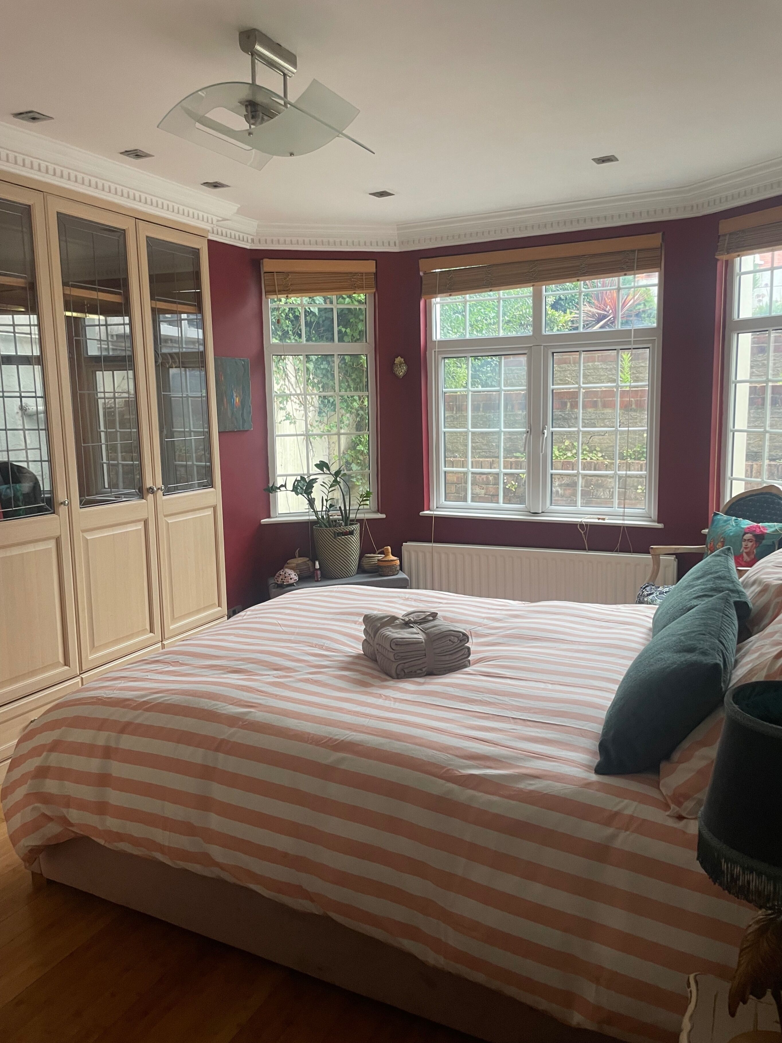 3 bedrooms, iron/ironing board, WiFi (free), bed sheets
