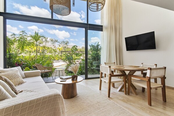 TV - Stunning Loft in Beautiful Building (Tulum)