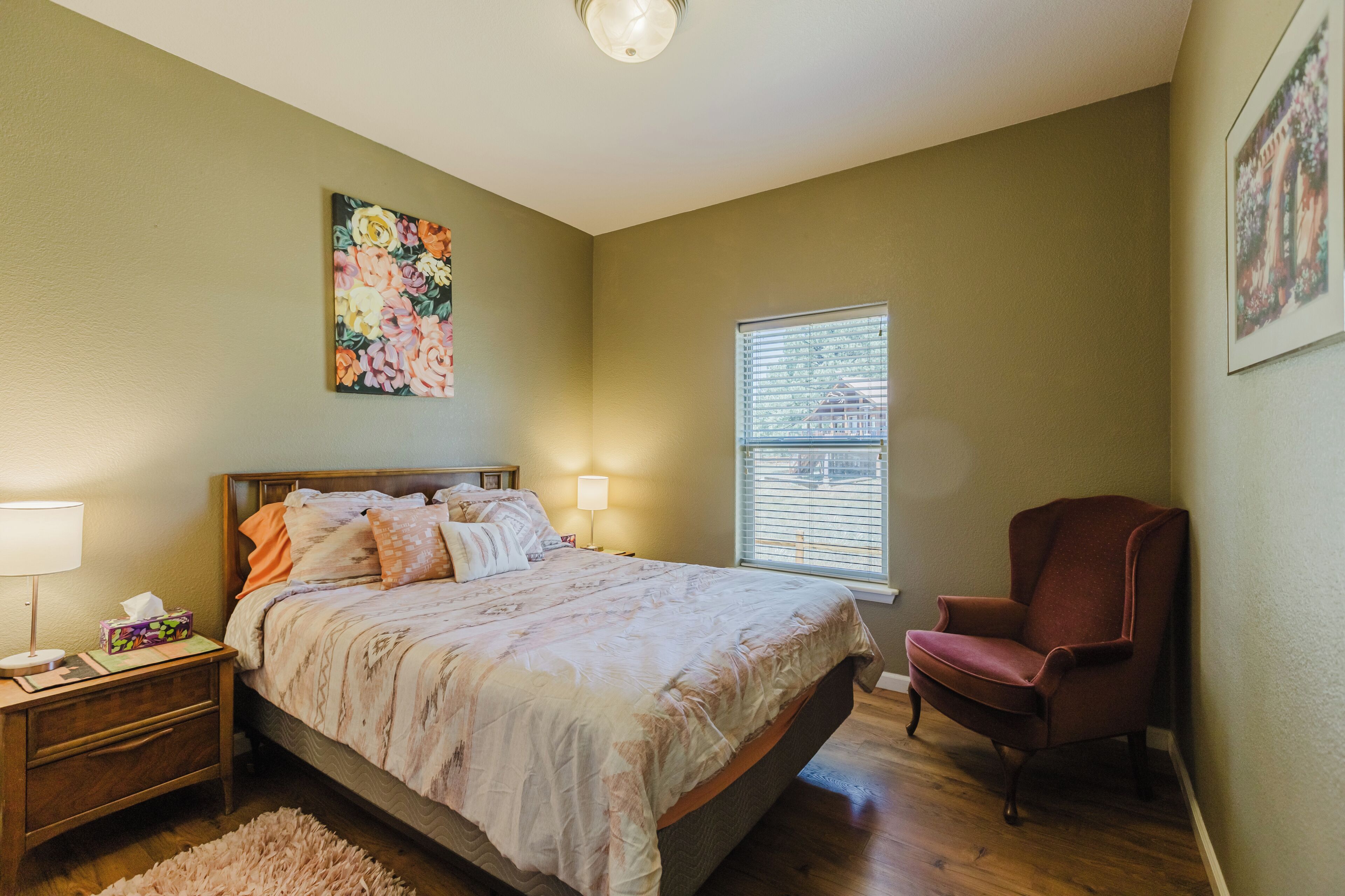 4 bedrooms, iron/ironing board, WiFi, bed sheets