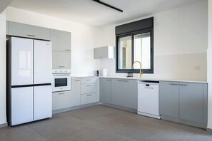 Wasserkocher mit Kaffee-/Teezubehör, Kühlschrank, Mikrowelle, Ofen