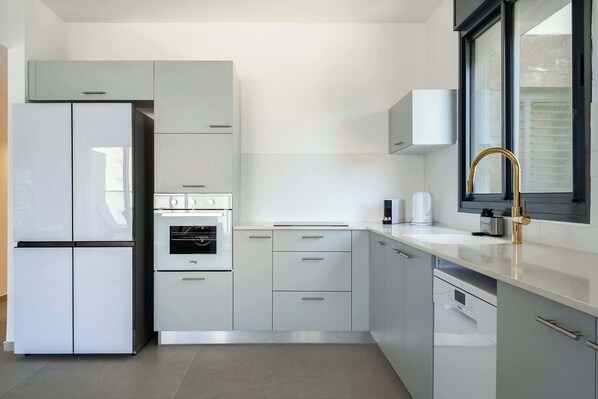Wasserkocher mit Kaffee-/Teezubehör, Kühlschrank, Mikrowelle, Ofen