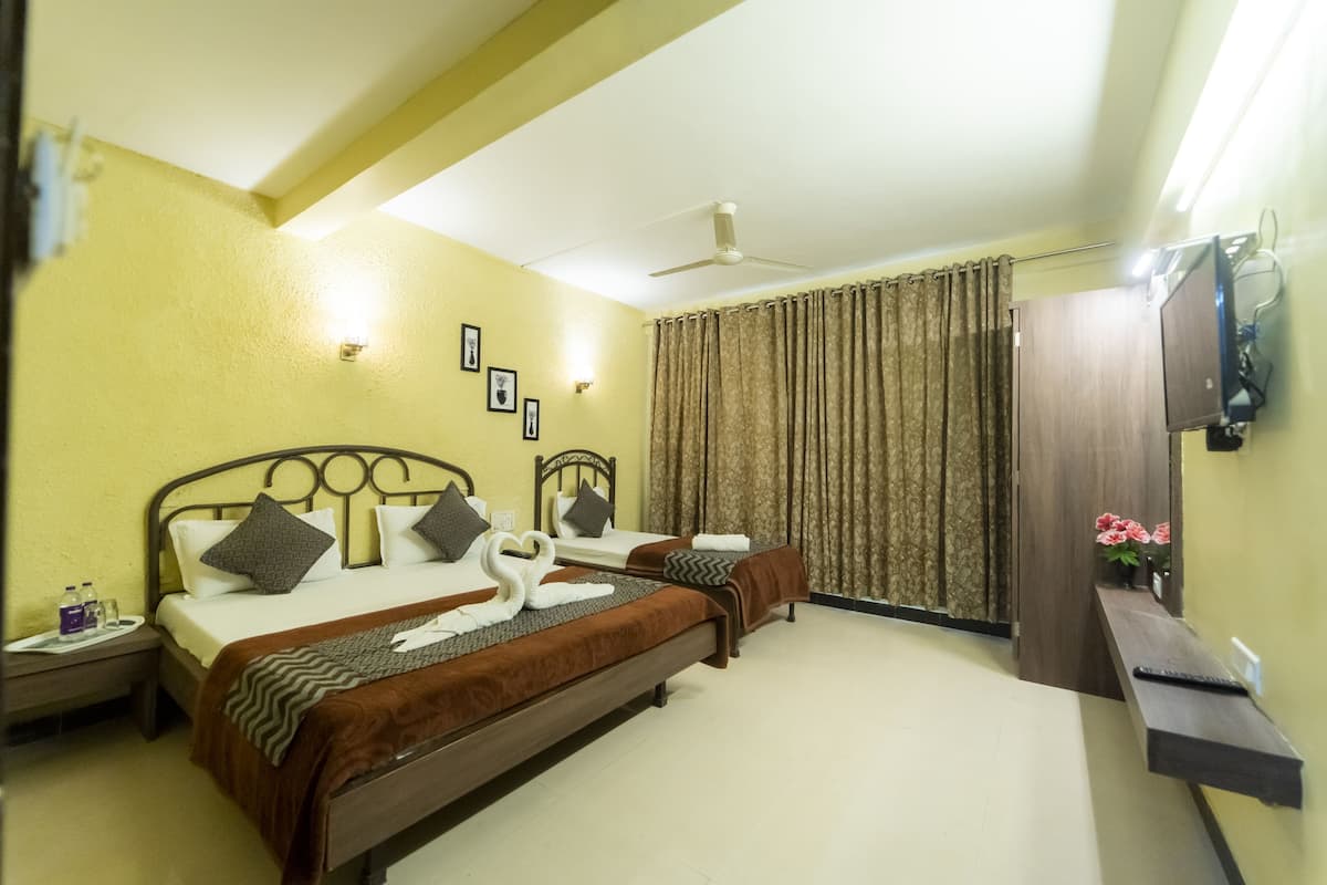 Deluxe Triple Room | Desk, free WiFi