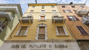 Ein Gebäude mit einem Schild, auf dem 'CASA DEL MUTILATO DI GUERRA' steht.