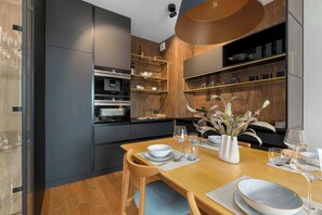 Wasserkocher mit Kaffee-/Teezubehör, Kühlschrank, Mikrowelle, Ofen