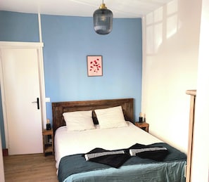 1 bedroom, iron/ironing board, travel cot, Internet