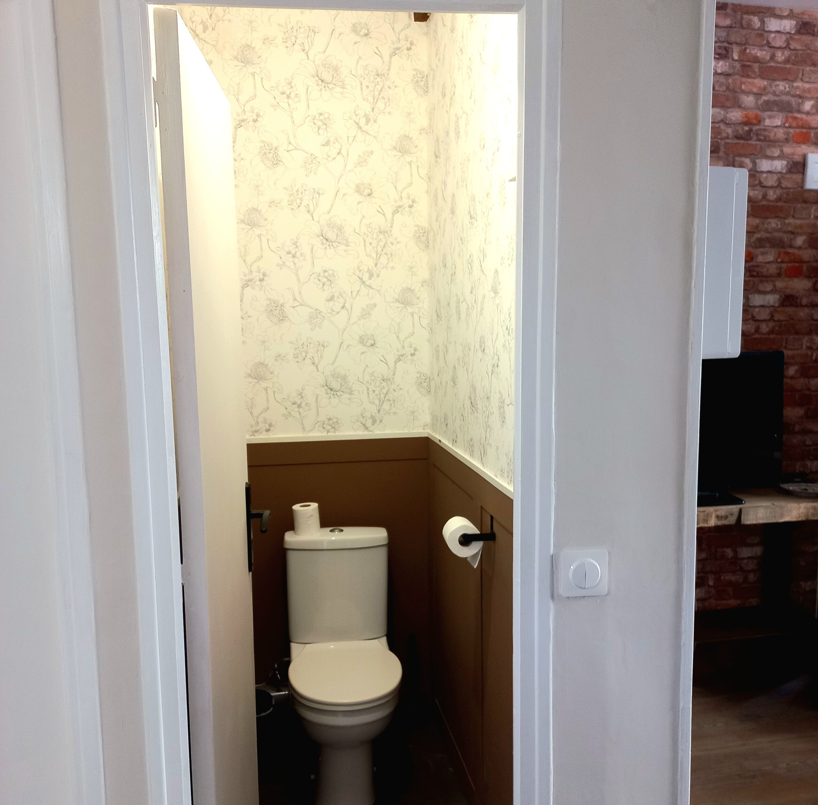 Dusche, Haartrockner, Handtücher, Toilettenpapier