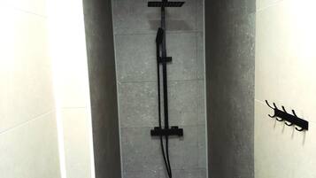 Douche, sèche-cheveux, serviettes fournies, papier toilette