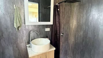 Shower, shampoo
