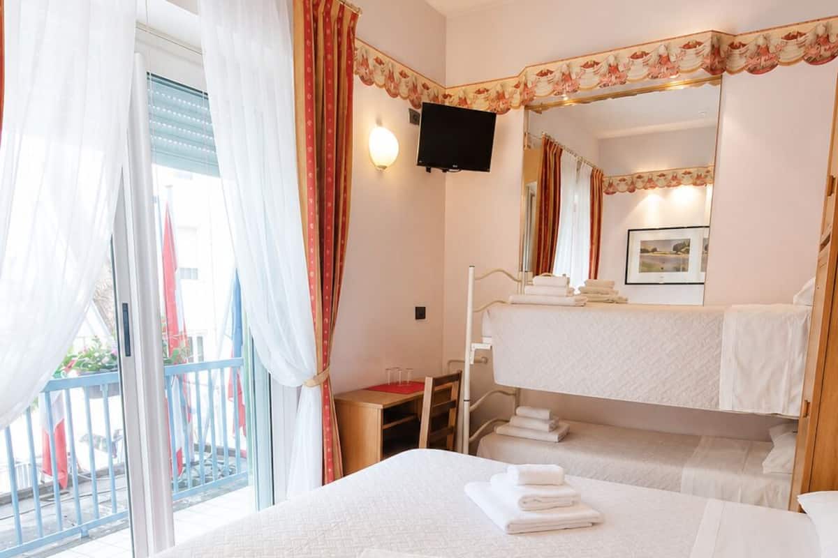 Habitación cuádruple | Escritorio